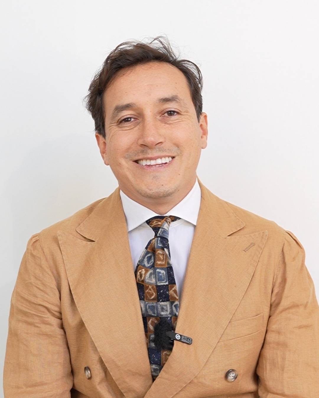 Dr. Danilo Rivas Nicolls, experto en cirugía oculoplástica y plástica en Barcelona.